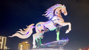 Ngắm linh vật ngựa 'phát sáng' bên cầu Rồng Đà Nẵng