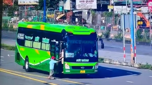 Trích xuất camera, cảnh sát giao thông TP.HCM xử phạt xe khách đón khách sai quy định