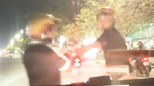 Giận tài xế taxi vì 'không xin lỗi' sau va quẹt, thanh niên đuổi theo chặn đầu xe chửi bới