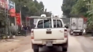 Từ phản ánh của người dân, cảnh sát phát hiện xe biển xanh vi phạm nhiều lỗi