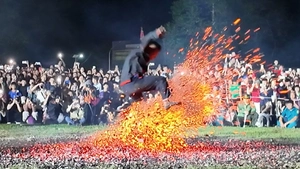 Video lễ hội nhảy lửa của người Pà Thẻn, tay chân trần chọi với than hồng