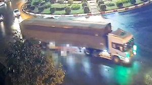 Xe container cuốn xe máy tại vòng xoay, 2 phụ nữ thương vong