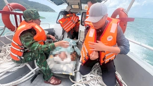 Ca nô biên phòng vượt sóng đưa thuyền viên bị ngã cầu thang vào bờ cấp cứu