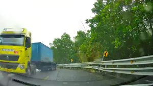 Khoảnh khắc đuôi xe container trượt dài khi đổ dốc, suýt va trúng ô tô chở 4 người