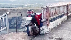 Điều tra vụ người đàn ông chết ở cửa xả hồ thủy lợi, xe máy mắc kẹt trên lan can