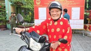 Cụ ông 101 tuổi ở Thủ Đức tự chạy xe máy đi bỏ phiếu lúc sáng sớm