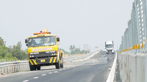 Đề nghị tạm dừng khai thác cao tốc Hậu Giang - Cà Mau một tháng để hoàn thiện công trình