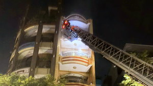 Cháy nhà gần chợ Bến Thành lúc rạng sáng, cảnh sát giương thang 20m cứu 5 người mắc kẹt