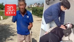 Bản tin 30s Nóng: Người đàn ông và con rắn hổ mang ‘gây sốt’; Bác sĩ ép tim cứu người ngay trên phố