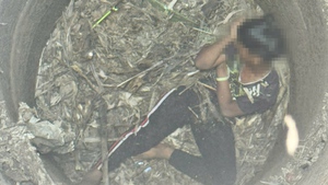 Cảnh sát đu dây cứu cháu bé rơi xuống giếng sâu 20 mét ở Đắk Lắk