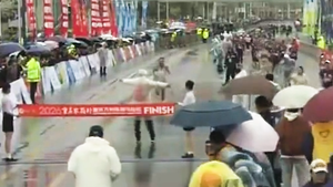 Chạy sắp tới đích bị trọng tài ngăn lại, vận động viên marathon suýt mất chức vô địch