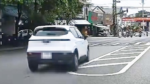 Nữ tài xế đi ngược chiều bị phạt 5 triệu đồng sau phản ánh trên Zalo Cục Cảnh sát giao thông