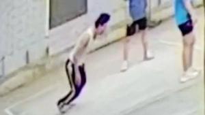 Video hai bác sĩ cứu người đàn ông đột quỵ trên sân bóng chuyền ở Nghệ An