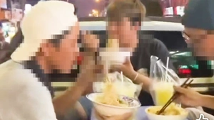 Xác minh clip 3 người bày bàn ghế ngồi ăn uống trên thùng xe bán tải đang chạy ở TP.HCM