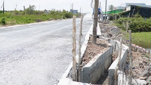 Cống thoát nước 'cong quẹo' để né cột điện ở Cà Mau, ban quản lý dự án nói gì?