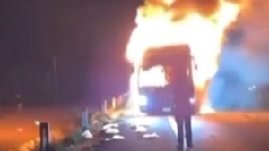 Xe khách giường nằm cháy dữ dội sau khi nổ lốp ở Đắk Lắk