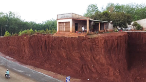 Nhiều căn nhà chênh vênh bên mép vực do nâng cấp đường, địa phương nói gì?