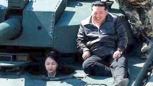 Ông Kim Jong Un và con gái ngồi xe tăng giám sát cuộc diễn tập tấn công phối hợp