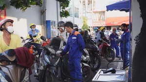 Góc nhìn trưa nay: Siết bán xăng dầu “nhỏ giọt”, đề xuất phạt tới 20 triệu đồng