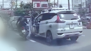 Mở cửa ô tô gây tai nạn rồi rời đi, tài xế bị phạt 5 triệu đồng