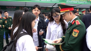 Video hàng ngàn học sinh đến với Ngày hội tư vấn tuyển sinh - hướng nghiệp tại Hải Phòng