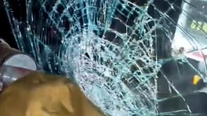 Nhiều xe tải chạy trên cao tốc Bắc - Nam qua Quảng Trị bị đá bay vỡ kính chắn gió