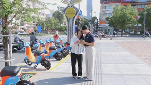 Góc nhìn trưa nay: Thong dong ngắm cảnh thành phố bằng xe đạp điện miễn phí