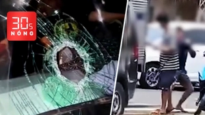 Bản tin 30s Nóng: Nhiều xe tải bị đá bay bể kính; Lý do 2 tài xế đánh nhau trên đường