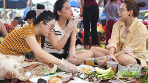 Nhiều du khách đến biển xã Hải Châu, Nghệ An ăn cá trích nướng nhờ clip hot trên mạng