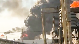 Video cháy nổ rung chuyển nhà máy lọc dầu ở Mỹ, cảnh báo cư dân lập tức trú ẩn