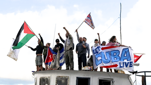 Hàng chục tấn hàng viện trợ quốc tế cập cảng Cuba