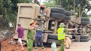 Hiện trường vụ xe chở đất lật đè bẹp ô tô và xe máy làm 2 người chết