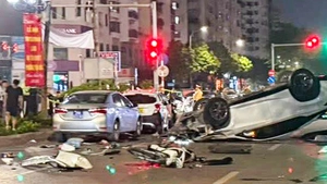 Video giây phút ô tô Lexus bất ngờ tăng tốc tông liên hoàn 5 xe rồi lật ngửa