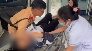 Nữ sinh ngất xỉu bên đường, được cảnh sát đưa đến bệnh viện kịp thời