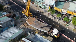 Tấm thép lớn đè bẹp cabin xe rác khiến tài xế tử vong, cầu Kênh Tẻ kẹt xe kéo dài