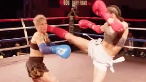 Khoảnh khắc gây tranh cãi: Nữ võ sĩ giả vờ chạm găng để tung 2 cú đá hạ đối thủ