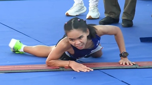 Khoảnh khắc nữ VĐV Hoàng Thị Ngọc Hoa bò về đích tại Giải Tiền Phong marathon 2026