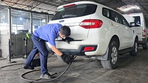 Ngày thứ 2 kiểm định khí thải ô tô: Mỗi xe mất khoảng 1 giờ, lâu nhất ở khâu chờ dán tem