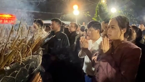 Hàng ngàn người đội mưa, trắng đêm xếp hàng chờ xin ấn đền Trần