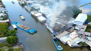 Cháy kho chứa phế liệu ở An Giang, lực lượng tại chỗ kịp ngăn lửa lan sang nhà dân