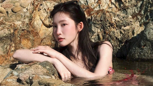 Ca sĩ Juky San bị chỉ trích vì bộ ảnh tắm trong Giếng Tiên ở Eo Gió, lãnh đạo phường nói gì?