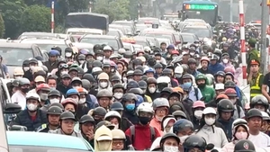 Cầu Chương Dương kẹt cứng khi cầu Long Biên cấm xe để sửa chữa