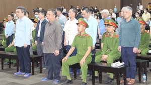 Cựu thứ trưởng Bộ Nông nghiệp cùng hơn 20 bị cáo hầu tòa trong vụ án đưa nhận hối lộ 40 tỉ đồng