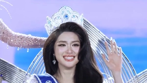Khoảnh khắc đăng quang của Miss World Vietnam 2025 Phan Phương Oanh