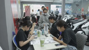 Góc nhìn trưa nay: Người dân đổ xô chuyển sang xe máy điện