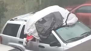 'Đỡ' mưa đá bằng thân mình để cứu xe, người đàn ông Mỹ gây bão mạng