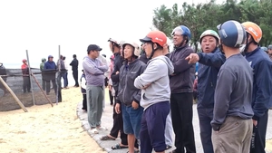 Tàu cá chìm trên biển, 7 thuyền viên mặc áo phao bơi vô bờ nhưng 1 người chết