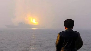 Ông Kim Jong Un thị sát tàu khu trục mới, có thể mang đầu đạn hạt nhân