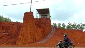 Tạm dừng thi công đoạn hạ cốt nền đường khiến nhà dân cheo leo bên mép vực