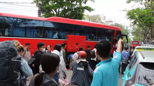 Ngành đường sắt 'tăng bo' khách qua cầu Ghềnh sau sự cố sà lan va chạm